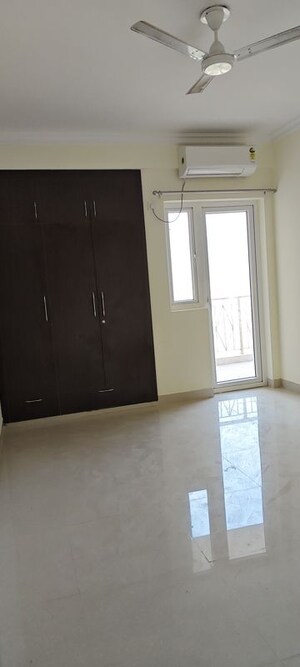 Room in 3 BHK Apartment at Pareena Micasa, Sector 68 – for Rent