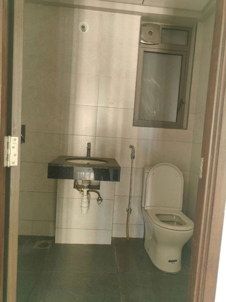 Bathroom, kalpataru-paramount-e 2 Bedroom 711 Sq.Ft. Apartment In Kapur Bawdi Thane 9772495