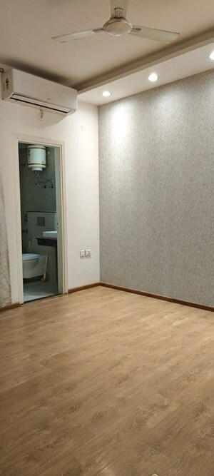 Room in 3.5 BHK Apartment at BPTP Astaire Gardens, Sector 70a – for Rent