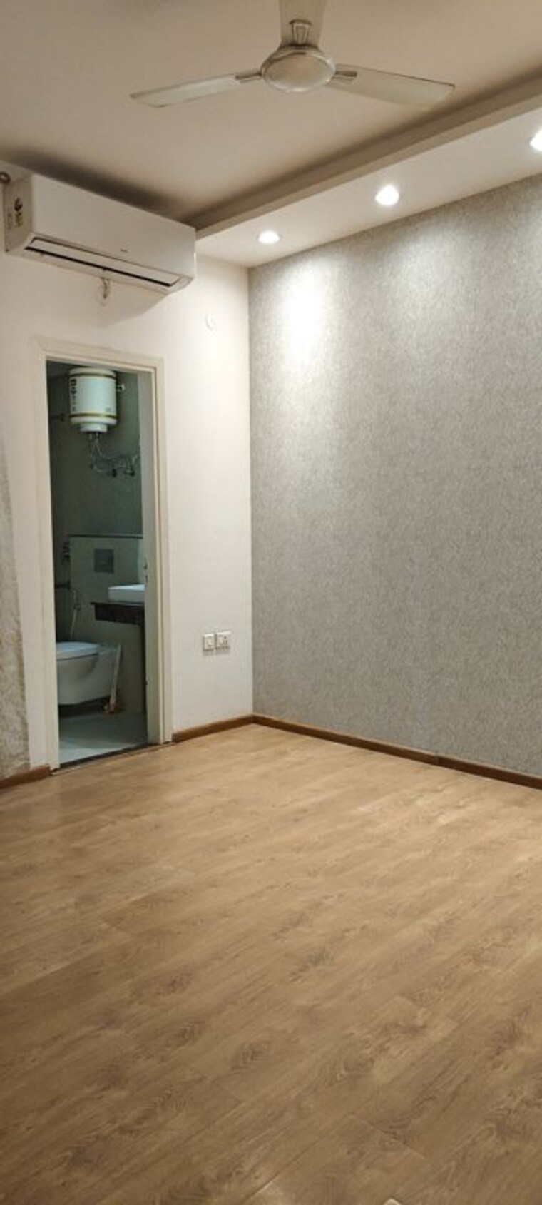 Room, bptp-astaire-gardens 3.5 Bedroom 2524 Sq.Ft. Apartment In Sector 70a Gurgaon 9772500