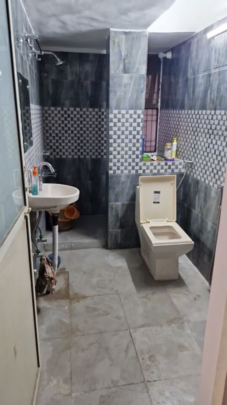 Team Area, dlf-queens-court 3 Bedroom 208 Sq.Yd. Builder Floor In Greater Kailash ii Delhi 9737388