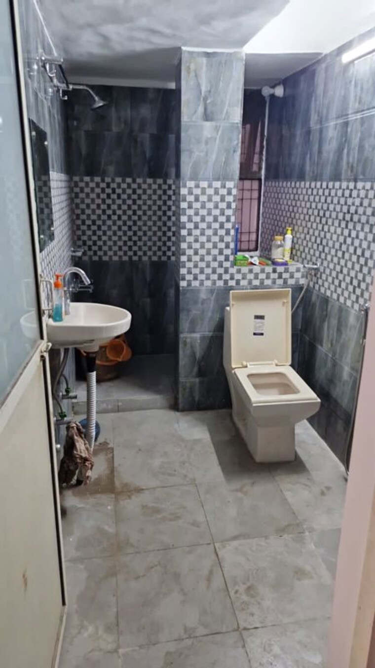 Team Area, dlf-queens-court 3 Bedroom 208 Sq.Yd. Builder Floor In Greater Kailash ii Delhi 9737388