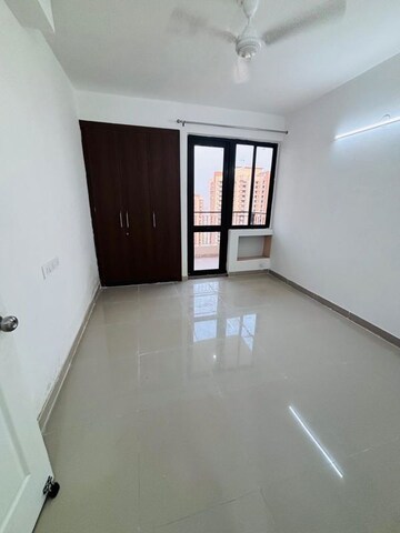Room in 2.5 BHK Apartment at RG Luxury Homes, Sector 16b Greater Noida – for Rent
