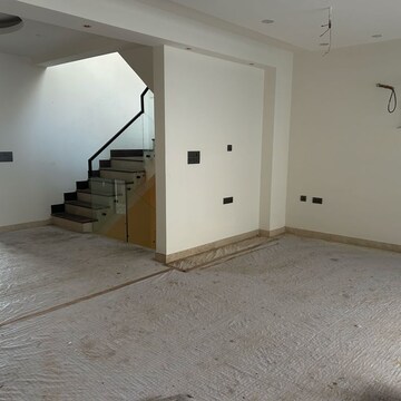 Room in 5 BHK Independent House at Modipuram – for Sale