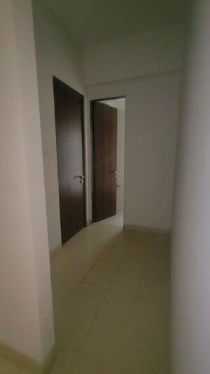Room in 4 BHK Apartment at Sheth Montana Phase 4, Mulund West – for Sale
