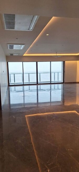 Room in 5 BHK Apartment at Juhu Scheme, Juhu – for Rent