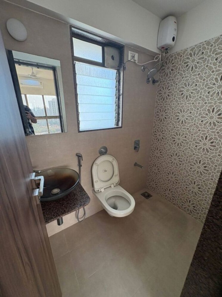 Bathroom, dn nagar 2 Bedroom 750 Sq.Ft. Apartment In Dn Nagar Mumbai 9772805