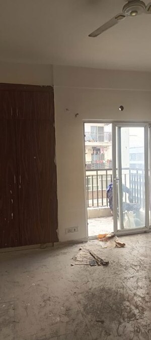 Room in 3 BHK Apartment at Gardenia Golf City, Sector 75 – for Rent