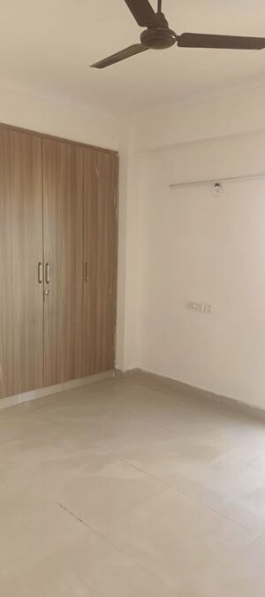 Room in 3 BHK Apartment at Amrapali Crystal Homes, Sector 76 – for Rent