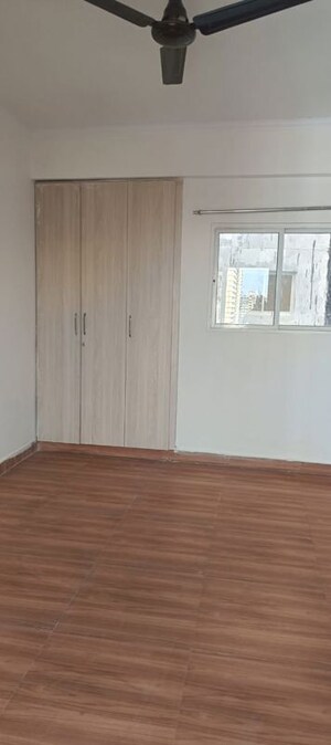 Room in 3 BHK Apartment at Amrapali Crystal Homes, Sector 76 – for Rent
