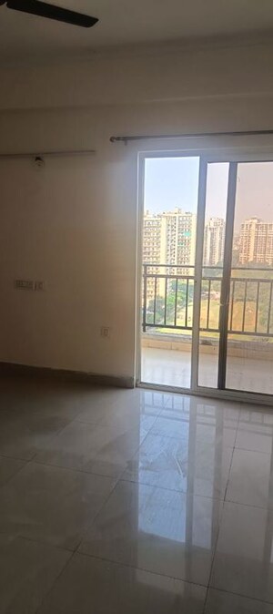 Room in 3 BHK Apartment at Amrapali Crystal Homes, Sector 76 – for Rent