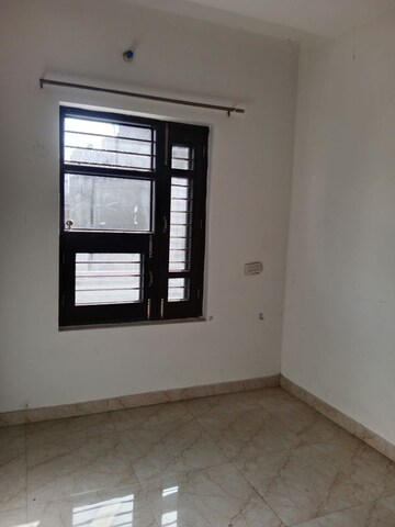 Room in 2 BHK Builder Floor at Sector 18 – for Rent