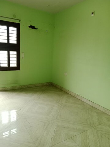 Room in 3 BHK Builder Floor at Sector 18 – for Rent