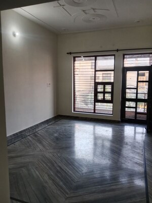 3 BHK Builder Floor For Rent in Sector 17