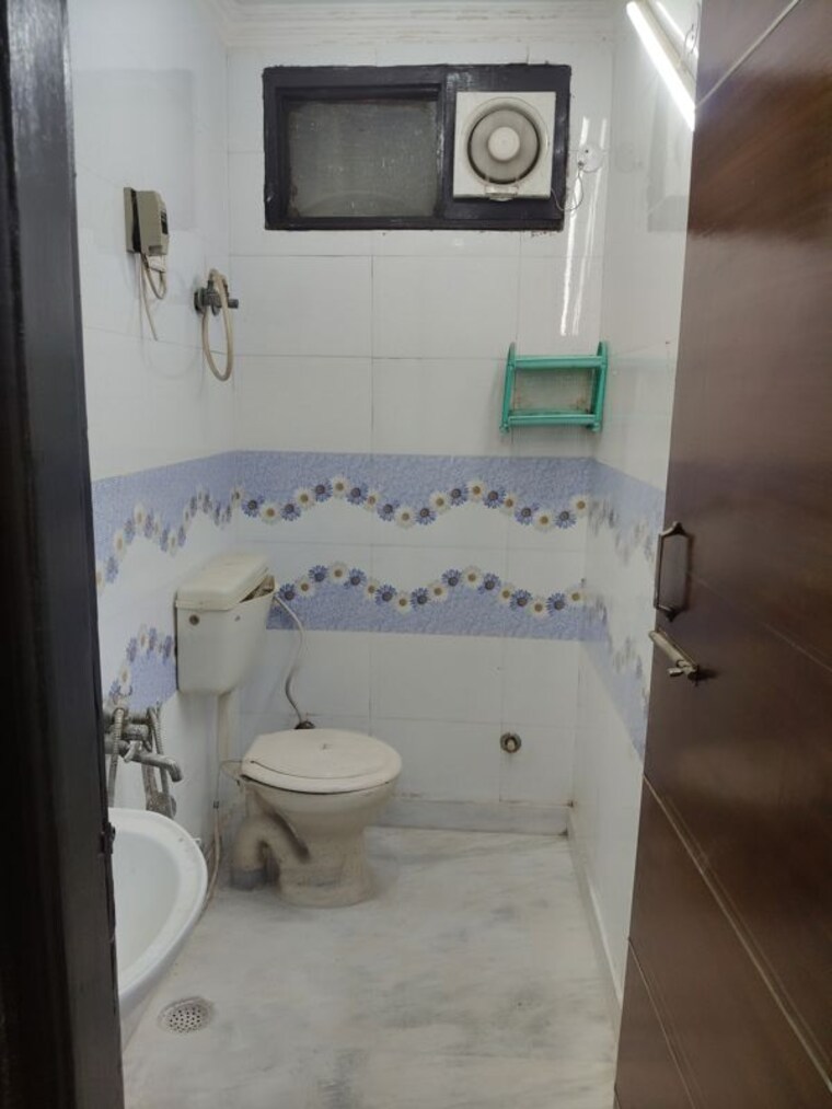 Bathroom, govindpuri 3 Bedroom 906 Sq.Ft. Builder Floor In Govindpuri Delhi 9772928