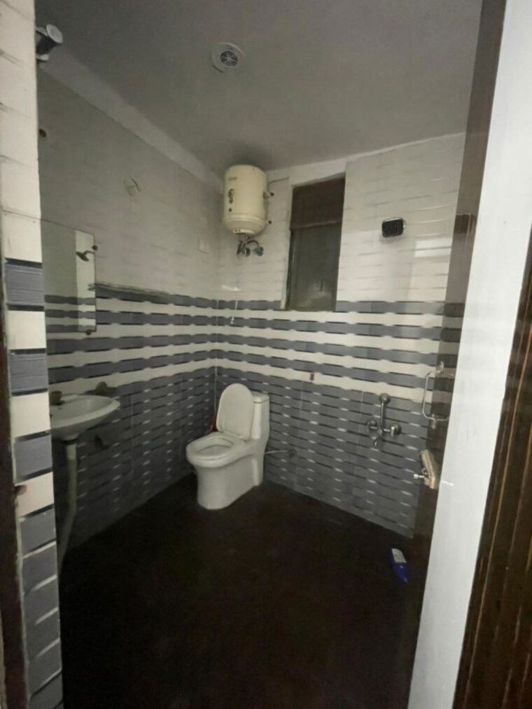 Attached Bathroom, saket 2 Bedroom 800 Sq.Ft. Builder Floor In Saket Delhi 9772940
