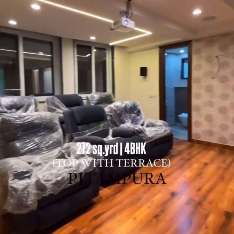  Parking, pitampura 4 Bedroom 272 Sq.Yd. Builder Floor In Pitampura Delhi 9772981