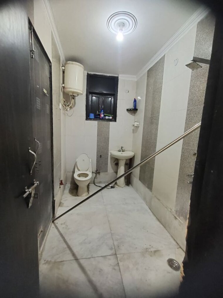 Bathroom, chattarpur 3 Bedroom 150 Sq.Yd. Builder Floor In Chattarpur Delhi 9773159