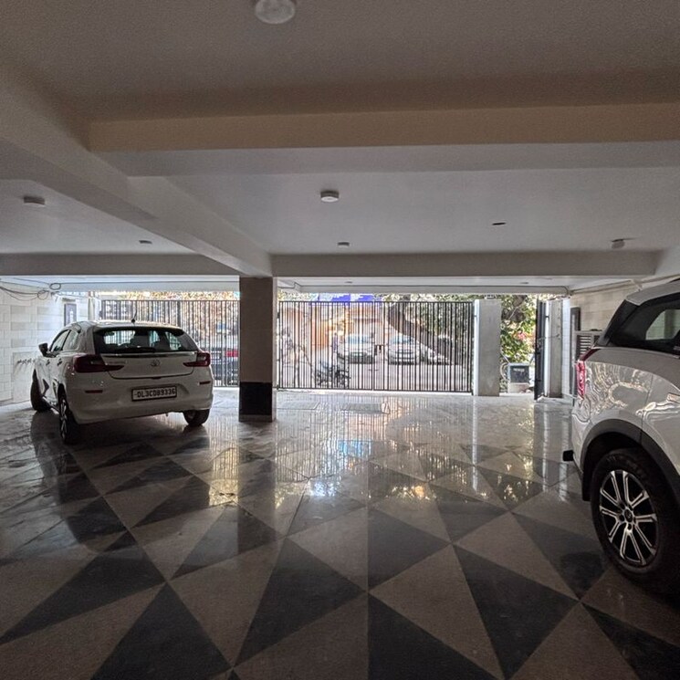  Parking, hauz khas 3 Bedroom 272 Sq.Yd. Builder Floor In Hauz Khas Delhi 9773194