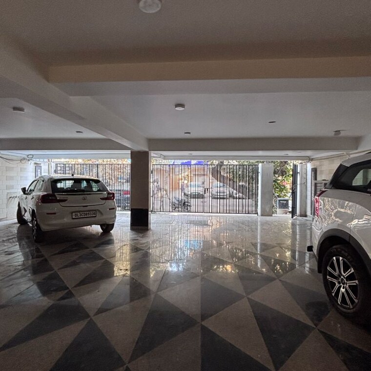  Parking, hauz khas 3 Bedroom 272 Sq.Yd. Builder Floor In Hauz Khas Delhi 9773194