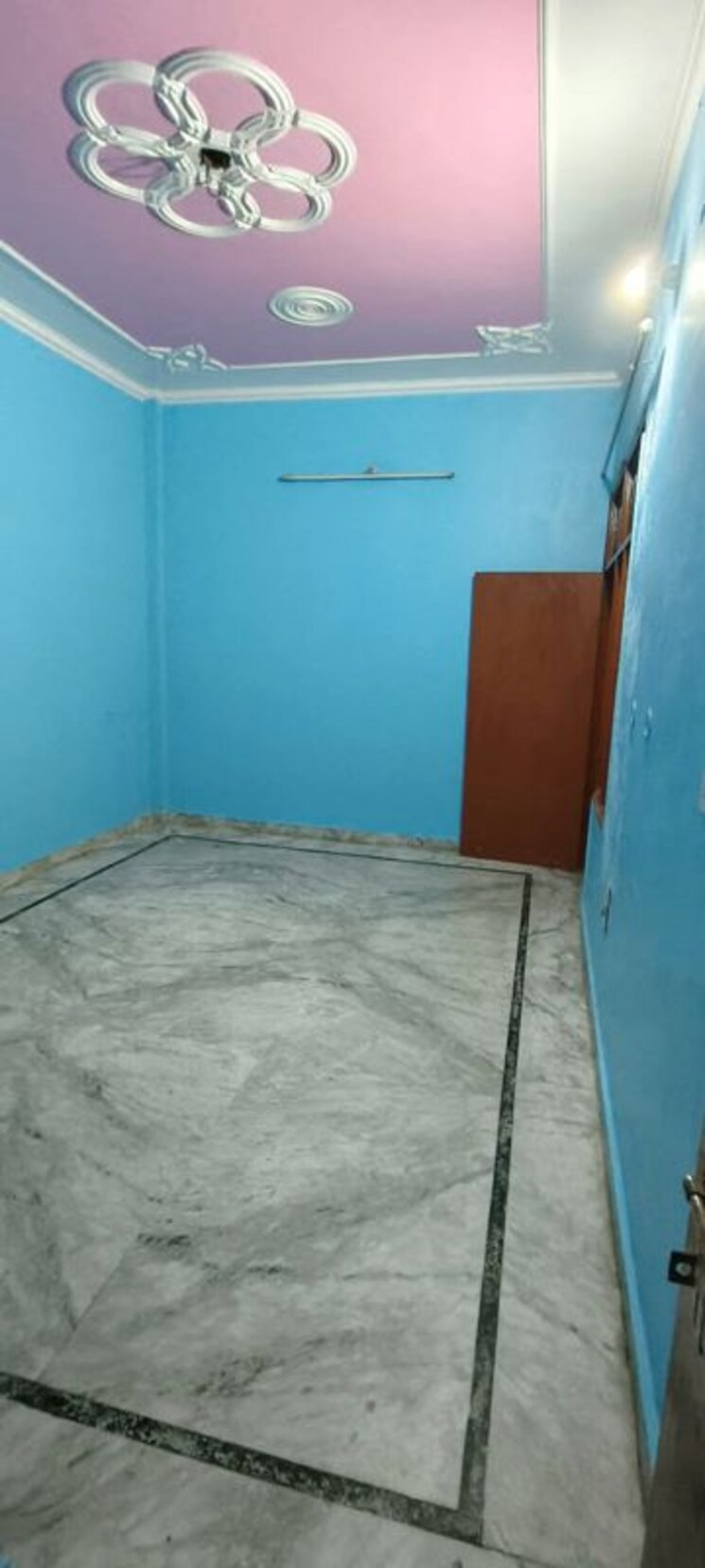 Room, gomti nagar Commercial Office Space 1600 Sq.Ft. In Gomti Nagar Lucknow 9773271