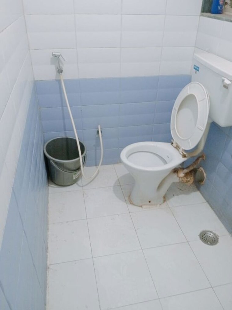 Bathroom, ashok-nagar-complex 2 Bedroom 1000 Sq.Ft. Apartment In Andheri East Mumbai 9773326