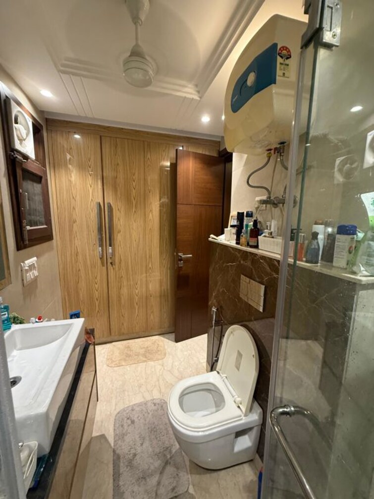 Master Bedroom, defence colony 3 Bedroom 325 Sq.Yd. Builder Floor In Defence Colony Delhi 9171003