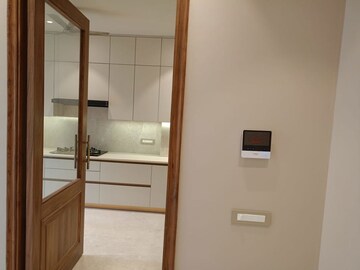 Room in 3 BHK Builder Floor at Defence Colony – for Rent