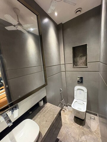 Furnished Amenities in 4 BHK Builder Floor at Hauz Khas Enclave – for Rent