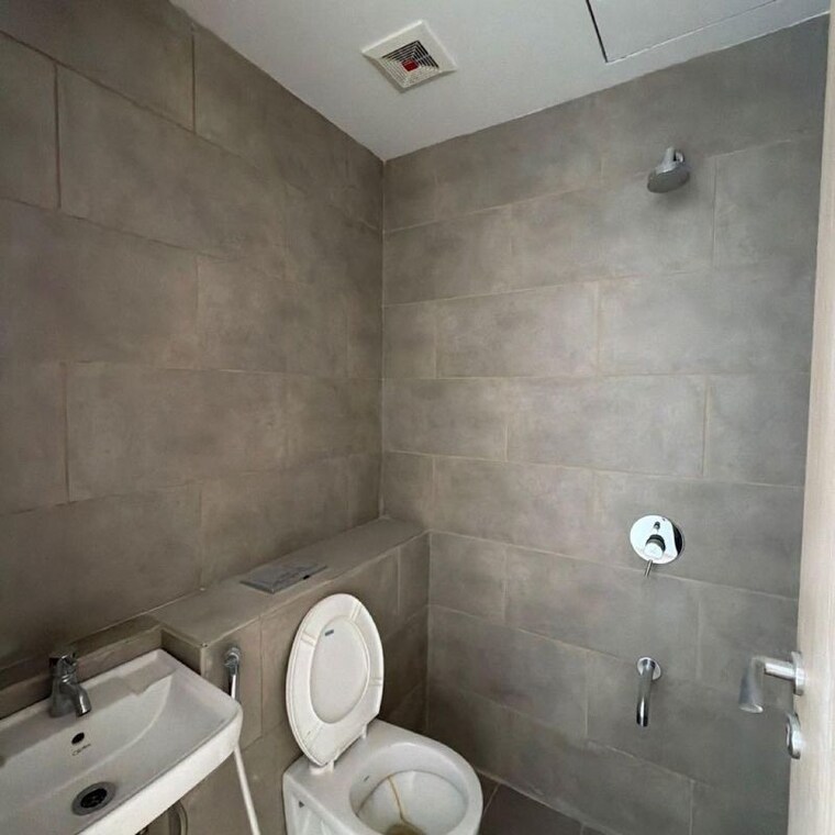 Bathroom, rustomjee-crown 5 Bedroom 3004 Sq.Ft. Apartment In Gokhale Road Mumbai 9773492