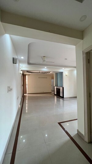 Building Lobby in 3 BHK Apartment at Orchid Petals, Sector 49 – for Rent