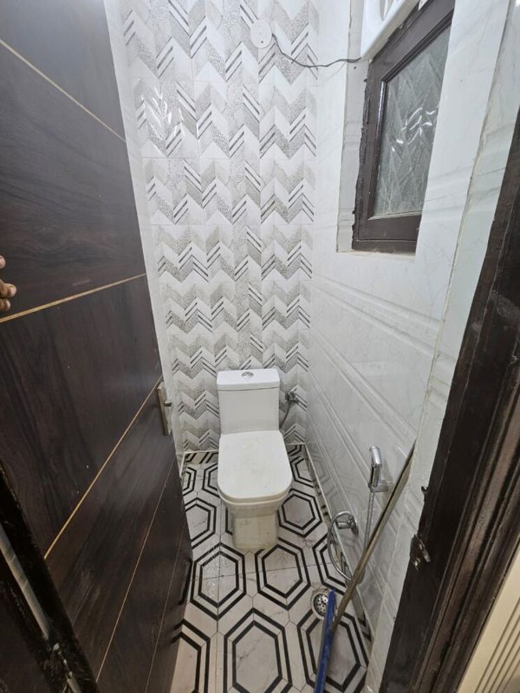 Bathroom, green fields colony 3 Bedroom 250 Sq.Yd. Builder Floor In Green Fields Colony Faridabad 9773559