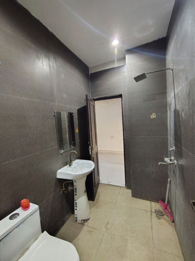 Bathroom, green fields colony 3 Bedroom 260 Sq.Yd. Builder Floor In Green Fields Colony Faridabad 9773570