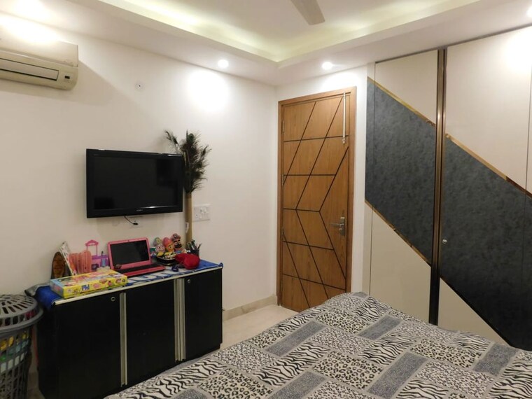 Bedroom, chittaranjan park 3 Bedroom 160 Sq.Yd. Builder Floor In Chittaranjan Park Delhi 8948129