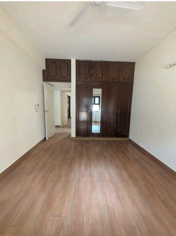 Room in 2 BHK Apartment at Unitech Heritage City, Sector 25 – for Sale