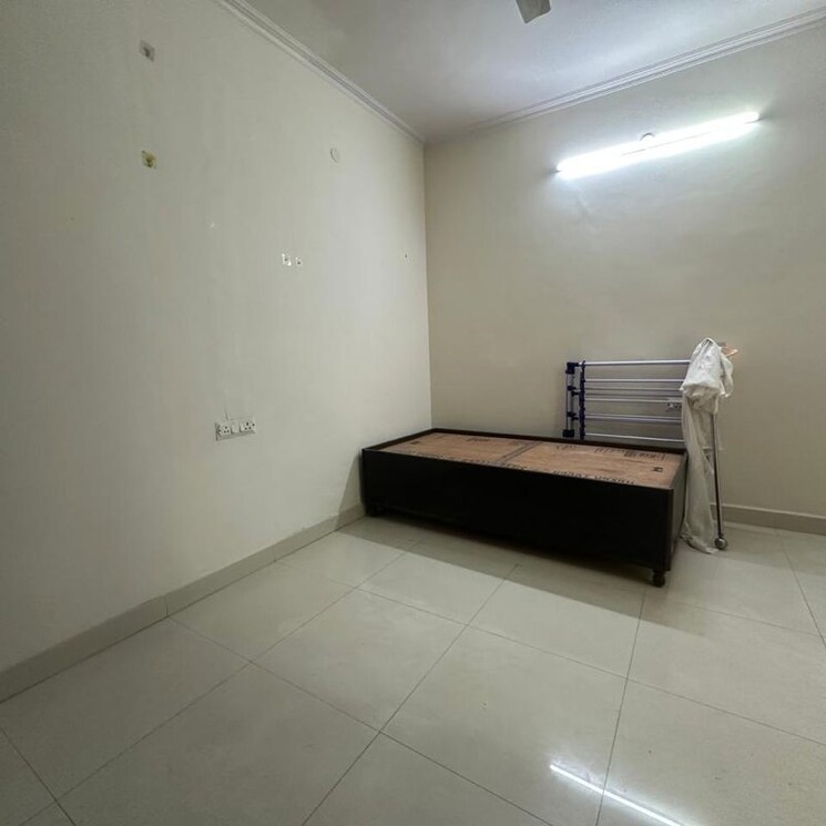 Room, sarvodaya enclave 3 Bedroom 800 Sq.Ft. Apartment In Sarvodaya Enclave Delhi 9773786