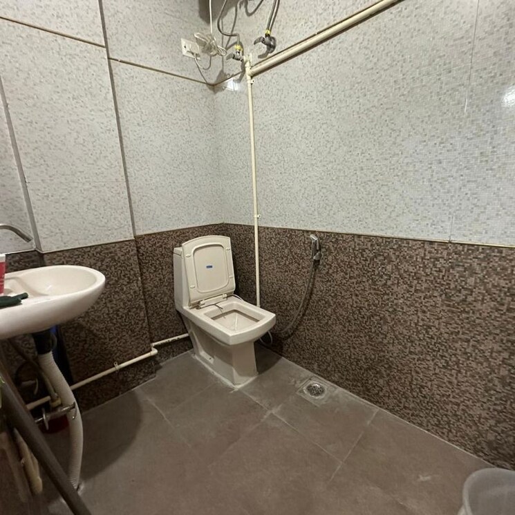 Bathroom, sarvodaya enclave 3 Bedroom 800 Sq.Ft. Apartment In Sarvodaya Enclave Delhi 9773786