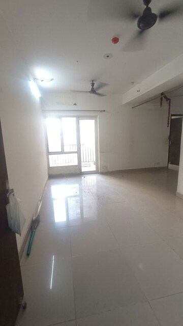Room in 2.5 BHK Apartment at Panchsheel Greens II, Sector 16 Greater Noida – for Rent