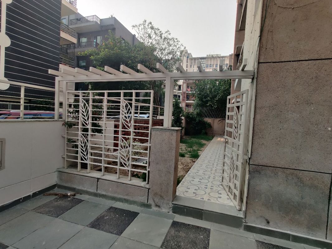 4 BHK + Pooja Room,Servant Room,Study Room,Extra Room Builder Floor For Sale in Unitech South City II