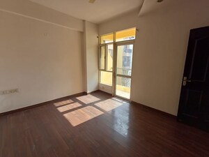 Room in 3 BHK Apartment at Amrapali Golf Homes, Sector 4 Greater Noida – for Rent