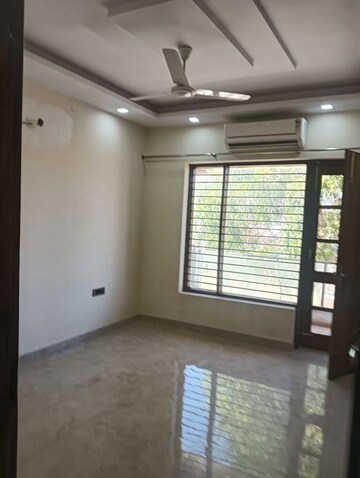 Room in 3 BHK Builder Floor at Parklands, Sector 85 – for Rent