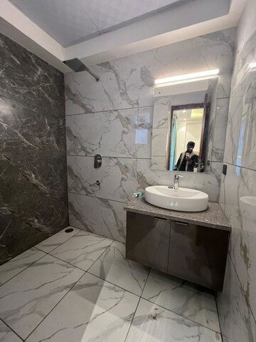 Bathroom in 1 BHK Builder Floor at Sector 52 – for Rent