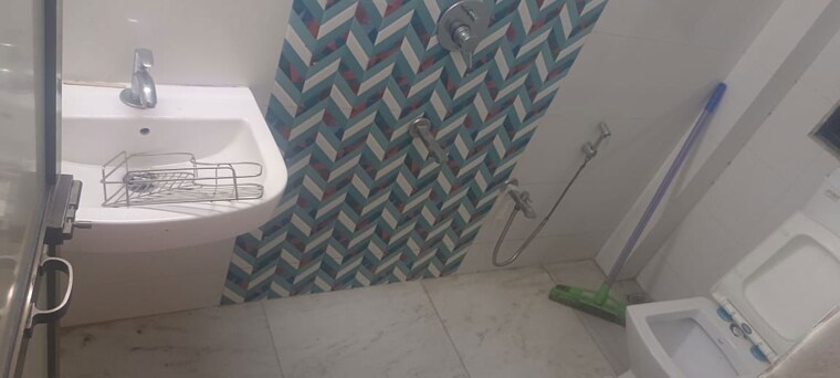 Bathroom, sun-swept 2 Bedroom 750 Sq.Ft. Apartment In Andheri West Mumbai 9774344