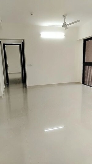 Room in 2 BHK Apartment at Amanora Gold Towers, Hadapsar – for Sale