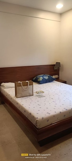Bedroom in 2 BHK Apartment at Andheri West – for Rent
