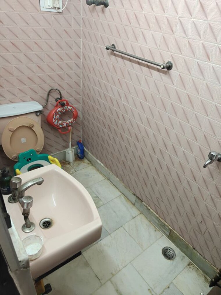 Bathroom, derawal nagar 2.5 Bedroom 134 Sq.Yd. Builder Floor In Derawal Nagar Delhi 9774486