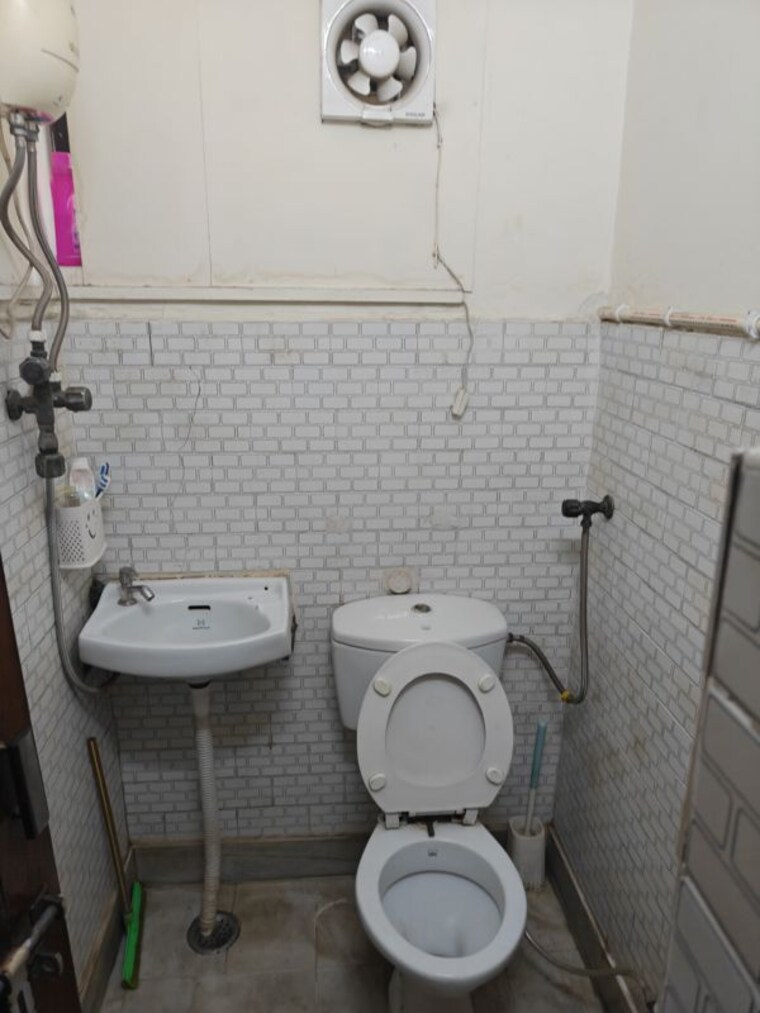 Bathroom, derawal nagar 2.5 Bedroom 134 Sq.Yd. Builder Floor In Derawal Nagar Delhi 9774486