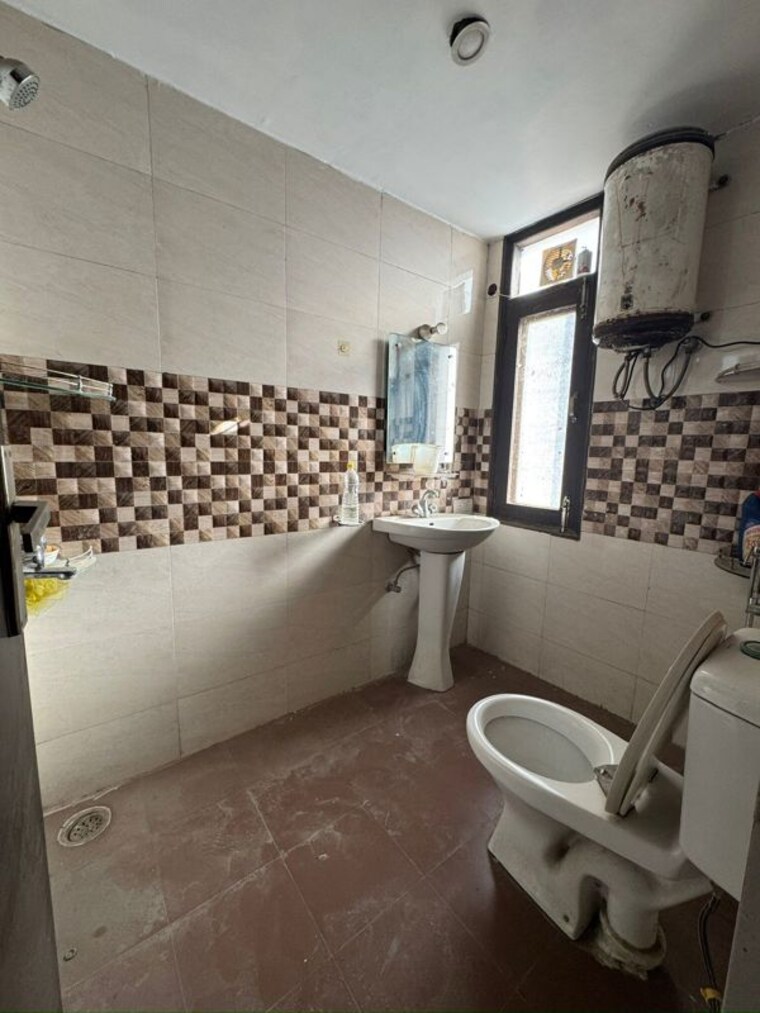 Attached Bathroom, sector 11 6 Bedroom 200 Sq.Yd. Apartment In Sector 11 Panchkula 9749882