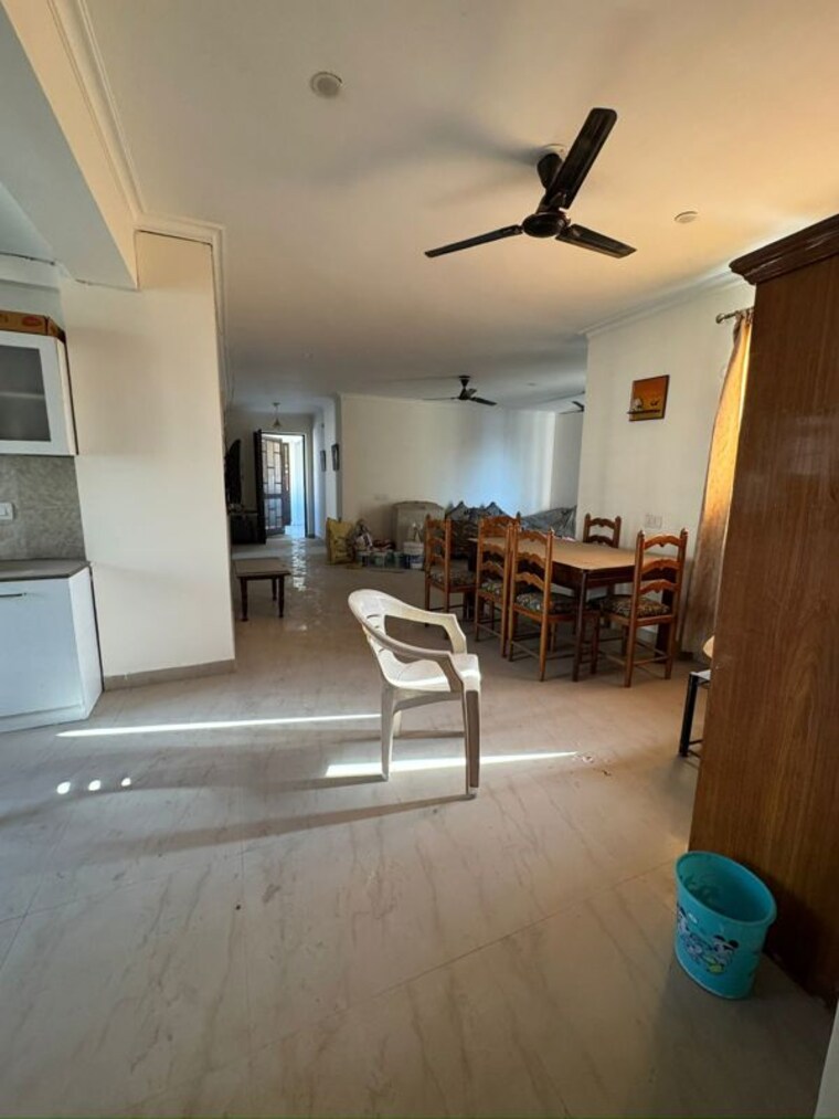 Room, sector 11 6 Bedroom 200 Sq.Yd. Apartment In Sector 11 Panchkula 9749882