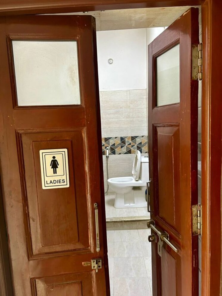 undefined, hazratganj Commercial Office Space 650 Sq.Ft. In Hazratganj Lucknow 9774499